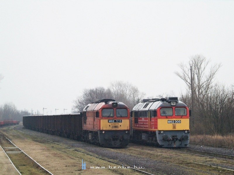 The M62 305 and 163 at Brgnd photo