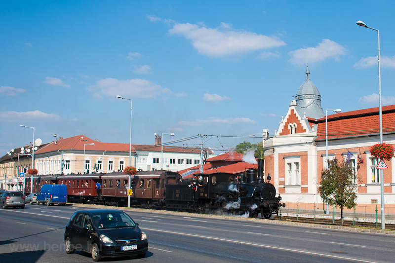 The MV Nosztalgia kft. 204  seen at Soroksr, Hősk tere photo
