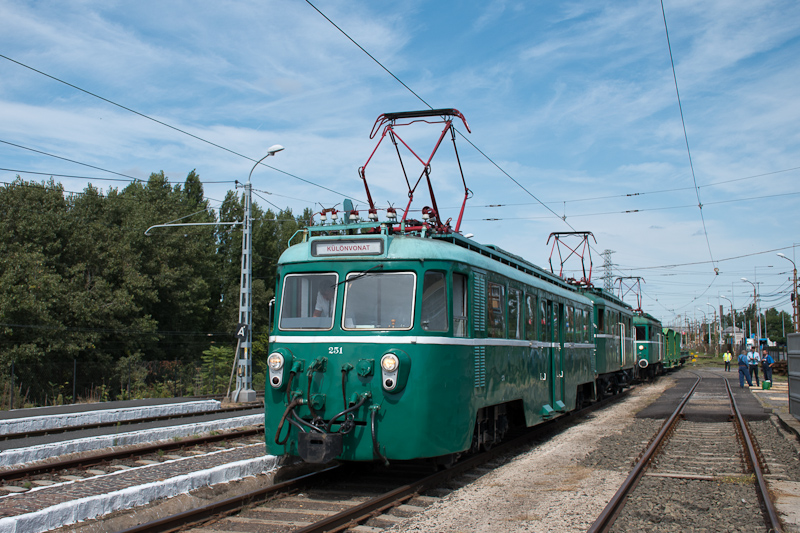 A MV-HV MVIII 251 plyaszm nosztalgia-motorkocsi Pesterzsbet felső llomson fot