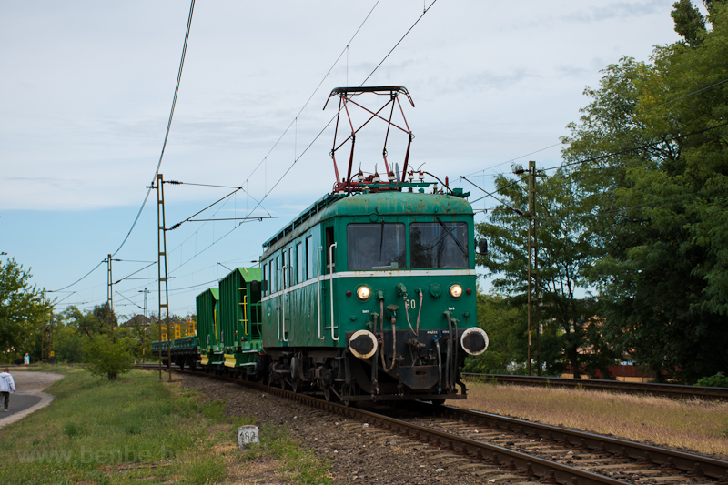 A MV-HV LVII 90 Kkt sosem megnyitott megllhelyen fot