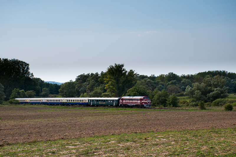 The Nohab-GM Alaptvny M61 010 seen between Drgelypalnk and Ipolyvece photo