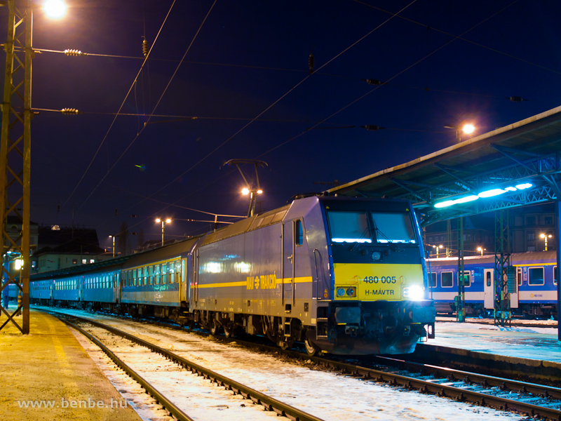 The MV-TR 480 005-2 with a semi-fast train to Storaljajhely at Budapest-Keleti station photo