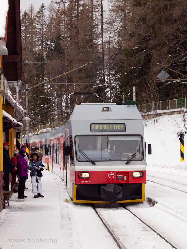 A ZSSK 425 954-5 plyaszm Stadler/ZOS GTW 2/6-osa a Magas-Ttrban, Felsőhgi llomson (Vysn Hgy, Szlovkia) fot