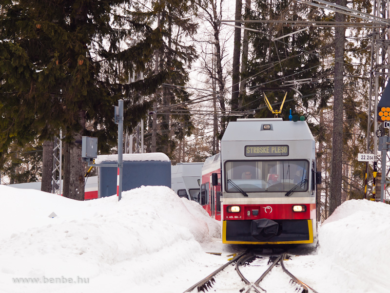 A ZSSK 425 955-2 plyaszm Stadler/ZOS GTW 2/6-osa a Magas-Ttrban, Felsőhgi llomson (Vysn Hgy, Szlovkia) fot