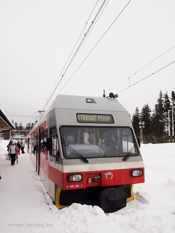 A ZSSK 425 955-2 plyaszm motorvonat a Ttrai Villamosvast Csorbat llomsn (Štrbsk Pleso, Szlovkia) fot