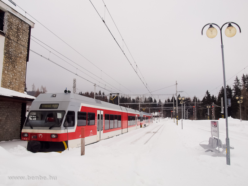 A ZSSK 425 955-2 plyaszm motorvonat a Ttrai Villamosvast Csorbat llomsn (Štrbsk Pleso, Szlovkia) fot