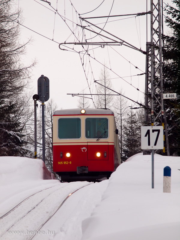 A ZSSK 905 952-8 plyaszm fogaskerekű vezrlőkocsi Csorbat bejrati jelzőjnl fot