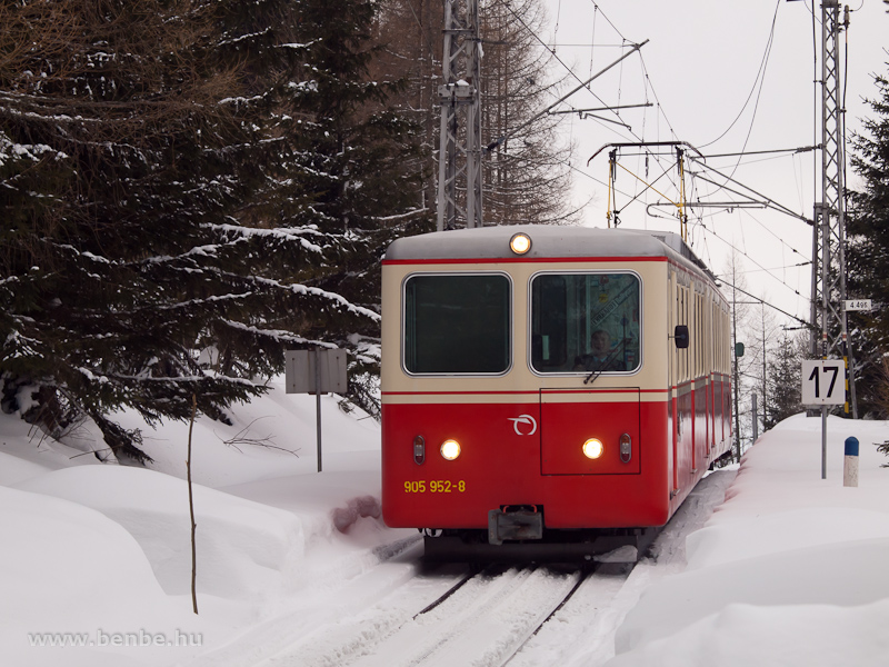 A ZSSK 905 952-8 plyaszm fogaskerekű vezrlőkocsi Csorbat bejrati jelzőjnl fot