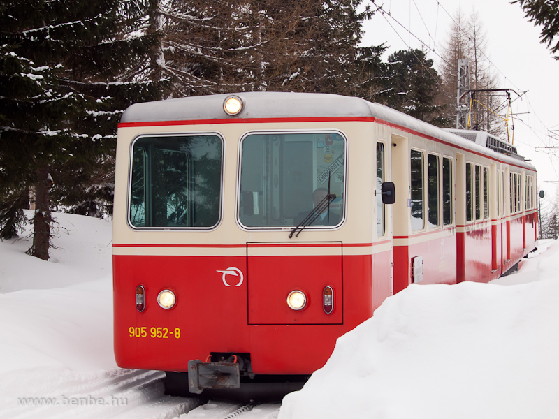 A ZSSK 905 952-8 plyaszm fogaskerekű vezrlőkocsi Csorbat bejrati jelzőjnl fot