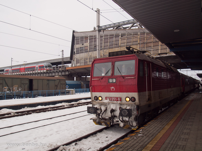 A ZSSK 163 051-6 plyaszm Pershing egy szemlyvonattal Poprad-Tatry llomson fot