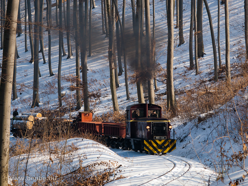 The LEV D02-508 hauling a freight train uphill between Paprgyr and Puskaporos stations photo