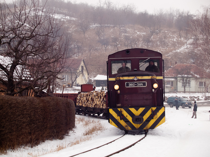 The LEV D02-508 is turning towards the Ldi rakod freight transfer station by the old rail triangle. Though the narrow gauge rails don't go to Ldi rakod anymore, wood is still sometimes loaded on the normal gauge cars there. The narrow gauge line ends here, at the Dorottya utca, and also the other side of the triangle heading to the former passenger terminus at Szent Anna church was removed. photo