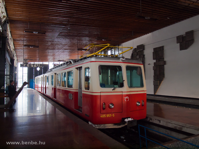 A Ttrai Fogaskerekű Vast 405 951-5 plyaszm motorkocsija Ttracsorba llomson (Štrba, Szlovkia) fot