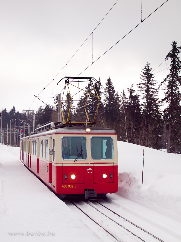 A 405 952-3 plyaszm fogaskerekű motorkocsi Szentivnyi-csorbat llomson (Štrbske Pleso, Szlovkia) fot