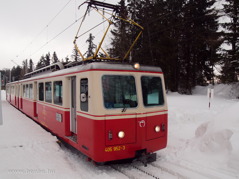 A 405 952-3 plyaszm fogaskerekű motorkocsi Szentivnyi-csorbat llomson (Štrbske Pleso, Szlovkia) fot