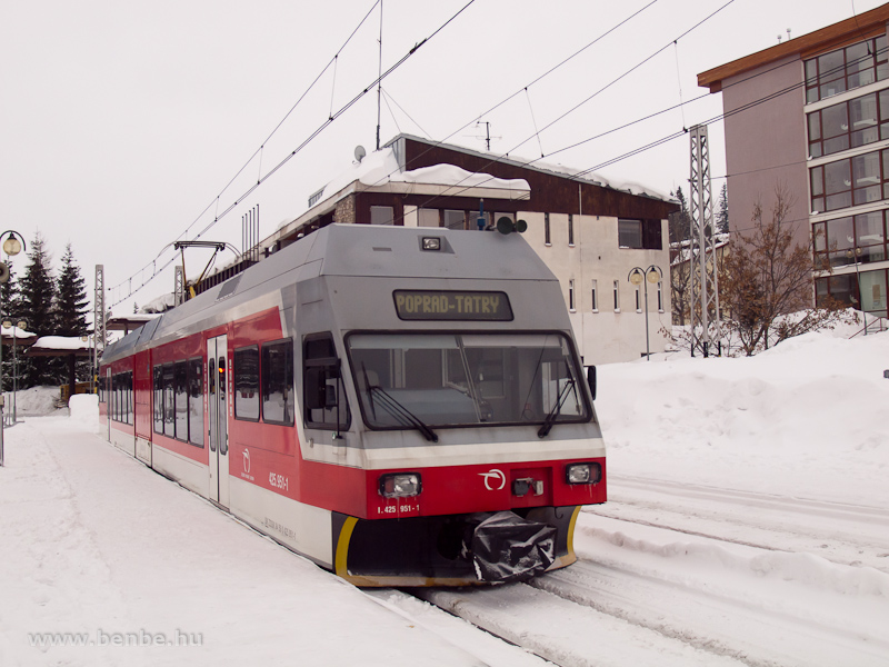 A ZSSK 425 951-1 plyaszm GTW 2/6 motorkocsija Csorbat (Štrbske Pleso) llomson fot