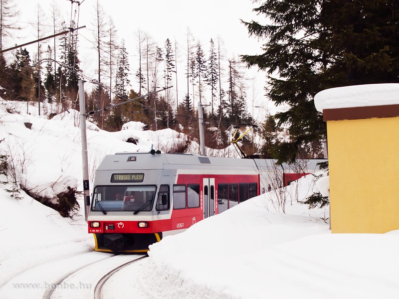 A ZSSK 425 953-7 plyaszm, GTW 2/6-os tpus motorvonata csatolva a Ttrai Villamoson Felsőhgi (Vysn Hgy) s Poprdi-t (Popradske Pleso) kztt fot