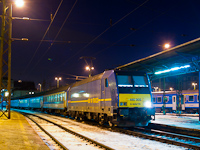 The MV-TR 480 005-2 with a semi-fast train to Storaljajhely at Budapest-Keleti station