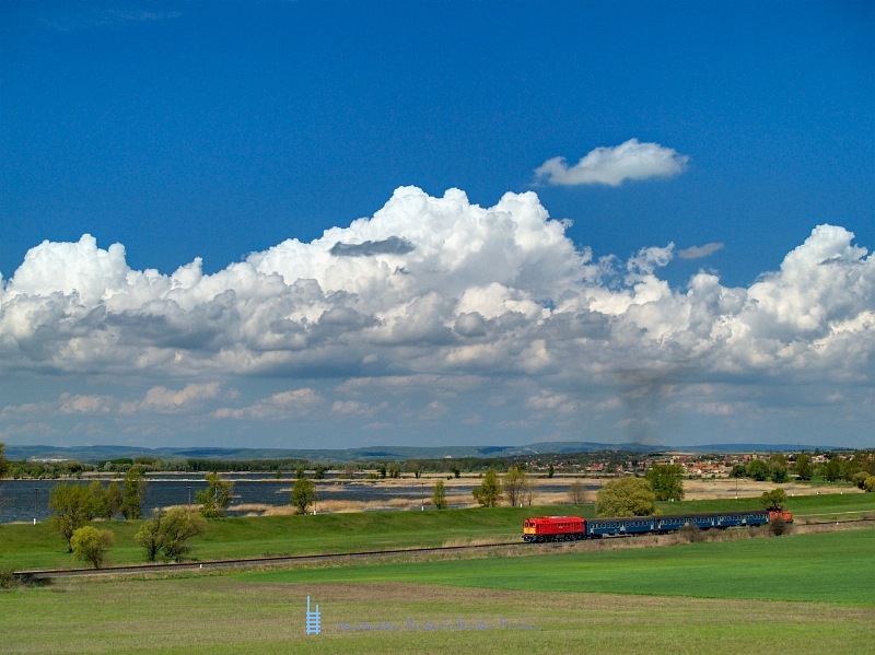 The M62 224 on the closed Bicske-Székesfehérvár line at the reservoir lake near Pátka photo