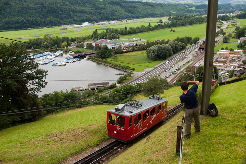 A Pilatusbahn (PB) Bhe 1/2 23 Aemsigen s Alpnachstad kztt fot