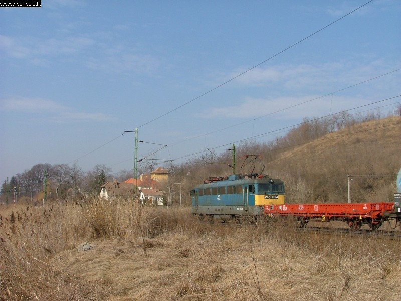 V43 1054 Pécelre jár be fotó