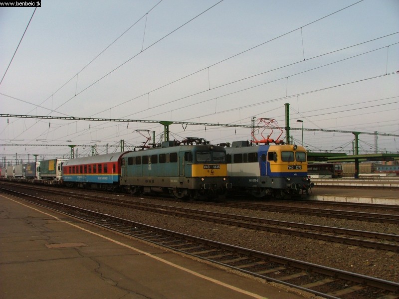 V43 1335 s 2275 Szolnokon fot