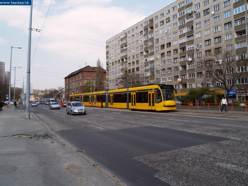 "Mi olyan érdekes?" - kérdezhetné bárki, de figyelembe véve, hogy milyen kevés villamosos képet készÃtek, az a kevés megérdemli, hogy megjelenhessen. kép A 2009 pályaszámú BKV Combino tanulózik a Vörösvári úton fotó