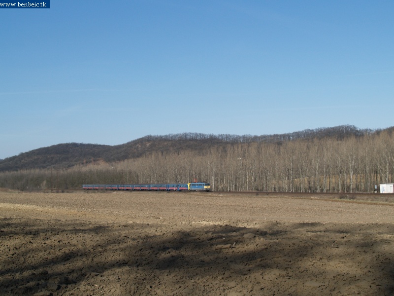 A Classic V43 with the Hegyeshalom fast train photo