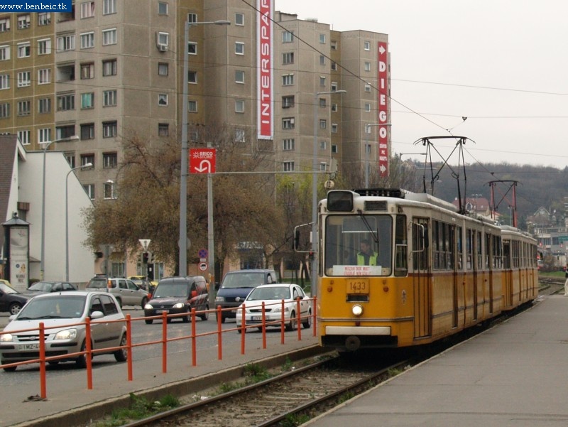 De, mint az előzőt megelőzően készült képen jól látszik, nem próbamenetről vagy 4-6-terelésről van szó, csak műszaki segélyezésről. A két áramszedő ellenére csak az első kocsi dolgozik, hiszen a távvezérlési csatlásos oldala felénk néz. kép Csatolt ICS a Vörösvári úton fotó