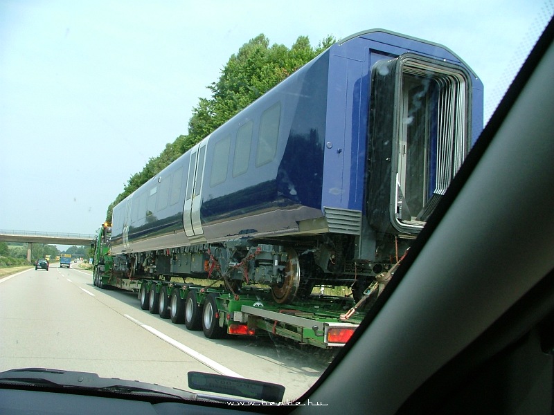 kép Motorvonat közúti szállÃtása fotó