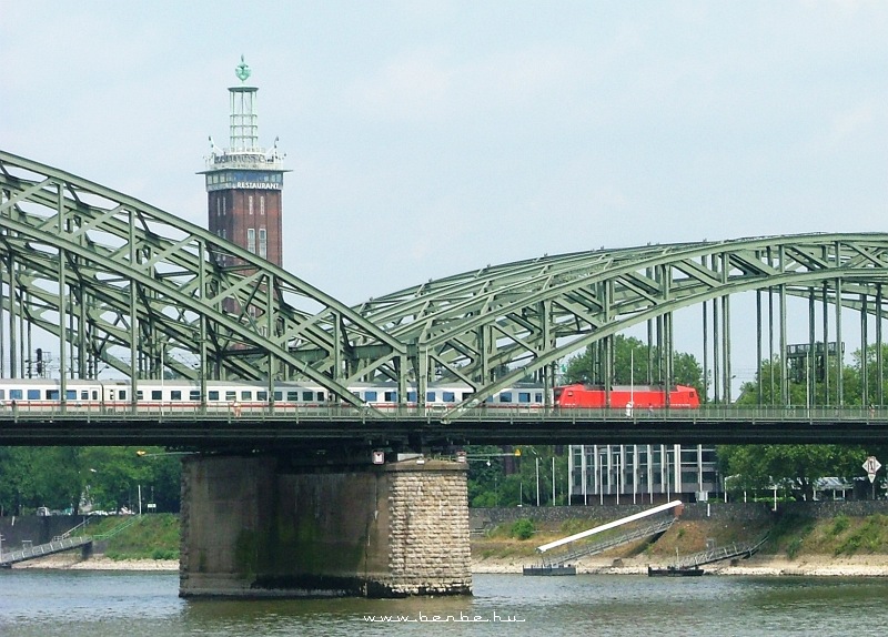 120-as sorozat villanymozdonnyal vontatott IC-vonat a Hohenzollern-brckn Klnben fot