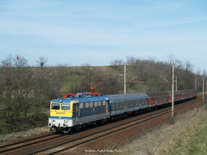 The V43 3239 near Baracska photo
