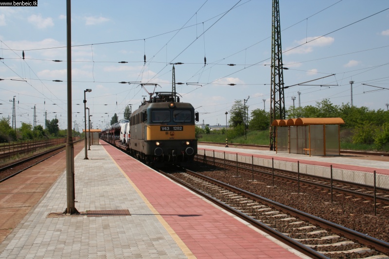 V43 1282 tehervonattal Ácso fotó