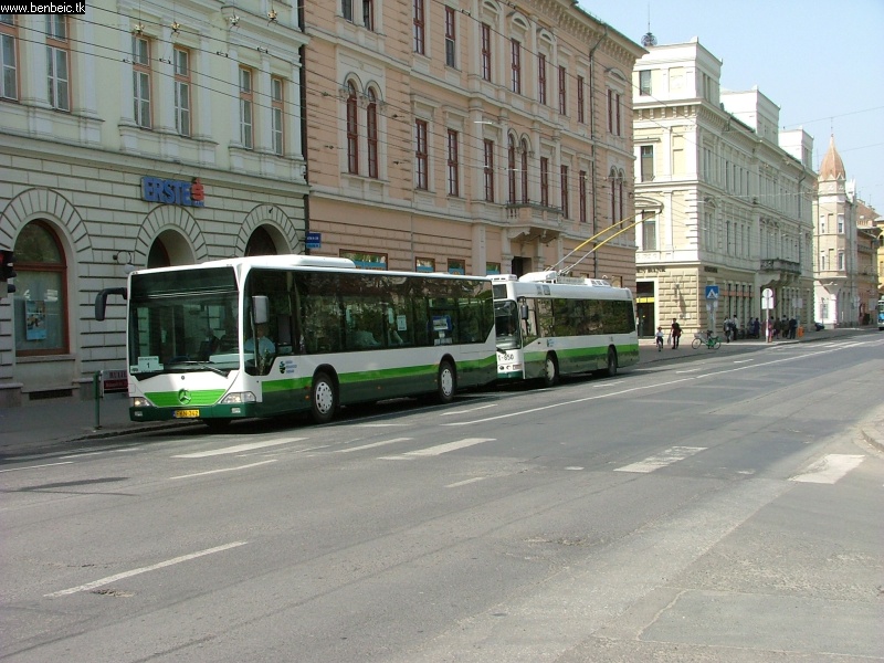  Volvo troli (szintn egyedi) egy villamosptl Citaroval fot