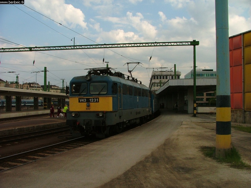 A vonat ( V43 1231 ) fot