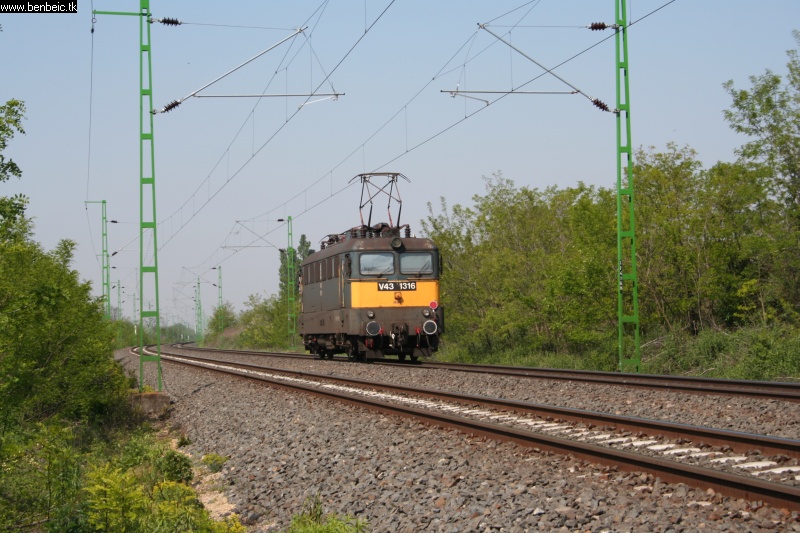 V43 1316 Ács győri bejáratá fotó