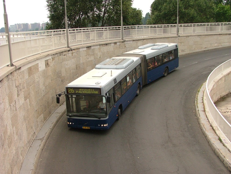 Volvo csuklós a 26-os járaton a Margit-sziget Árpád-hídi lehajtóján fotó