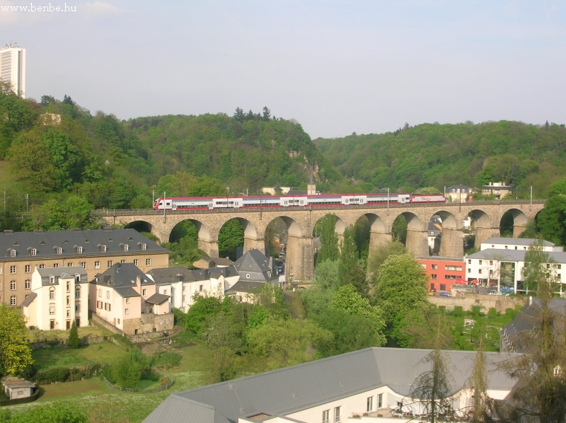 Elvrosi vonat Luxembourgban a Pfaffenthal viadukton fot