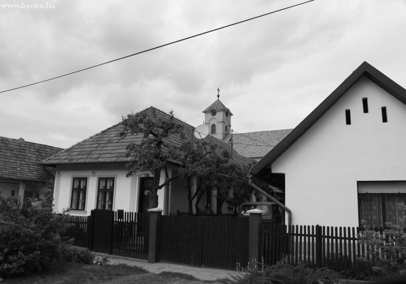 Nagybrzsny cottages and a small church photo