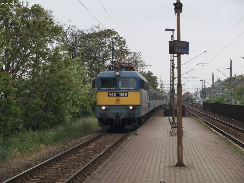 V43 1198 rkezik vonatval Budafok-Belvrosba fot