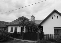 Nagybrzsny cottages and a small church