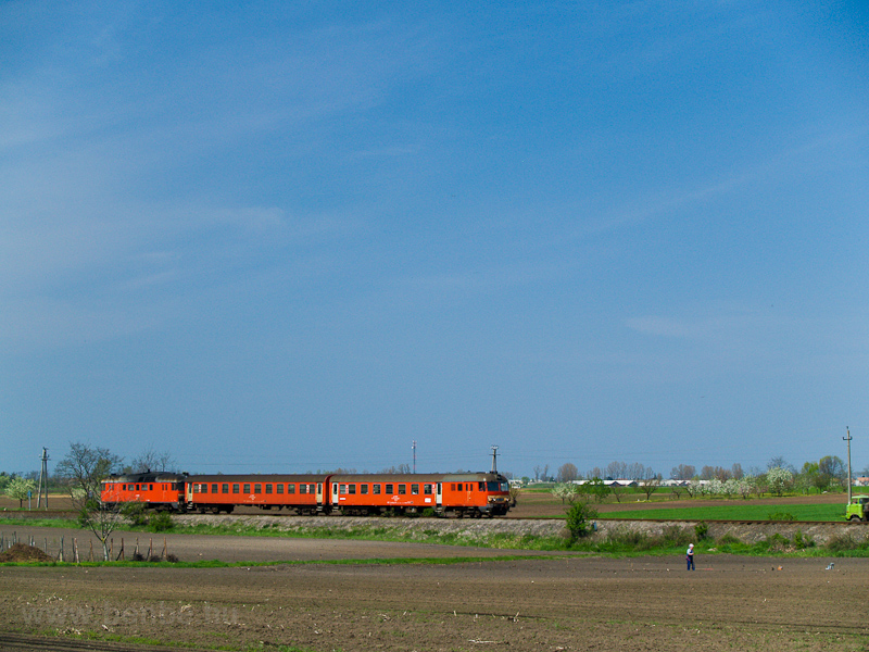 A MV-START Btx 016 Konyri Sstfrdő s Pocsaj-Esztr kztt, a httrben virgz gymlcsfk fot