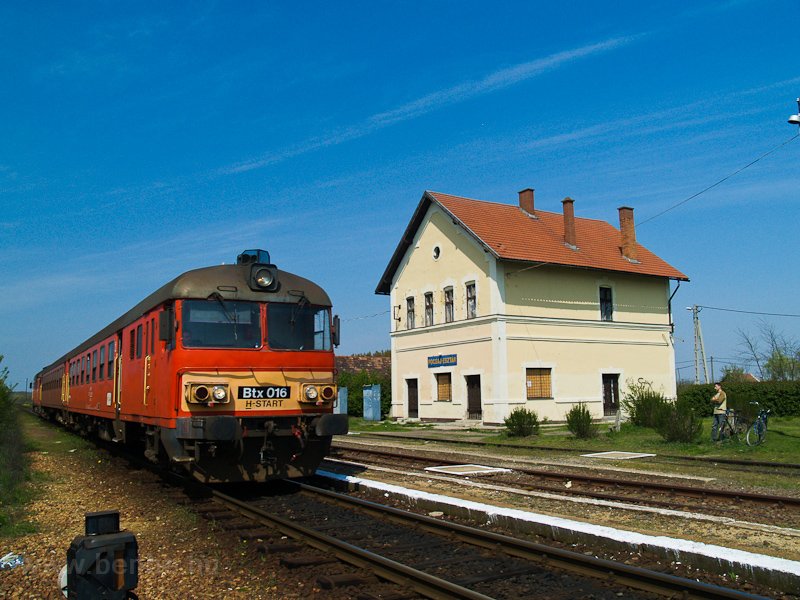 A MV-START Btx 016 Pocsaj-Esztr megll-rakodhelyen (ami mostanban jra lloms, vonatkeresztezsi lehetősggel s kzs peronos buszos tszllssal, szval van mg remny a hazai mellkvonalaknak!) fot