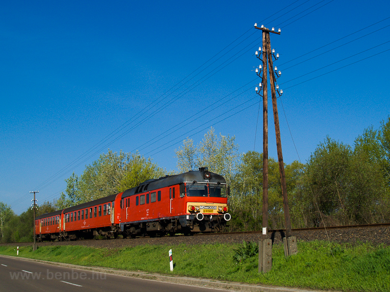 A MV-START MDmot 3038 Poroszl s Tiszafred kztt - A Tisza-t turzsn ballag az ősreg motorvonat ekkor mr Fzesabony s Debrecen kztt, holott volt itt menetrendileg normlis, Eger-Fehrgyarmat vonat is. Ma is csak annak lenne rtelme. fot
