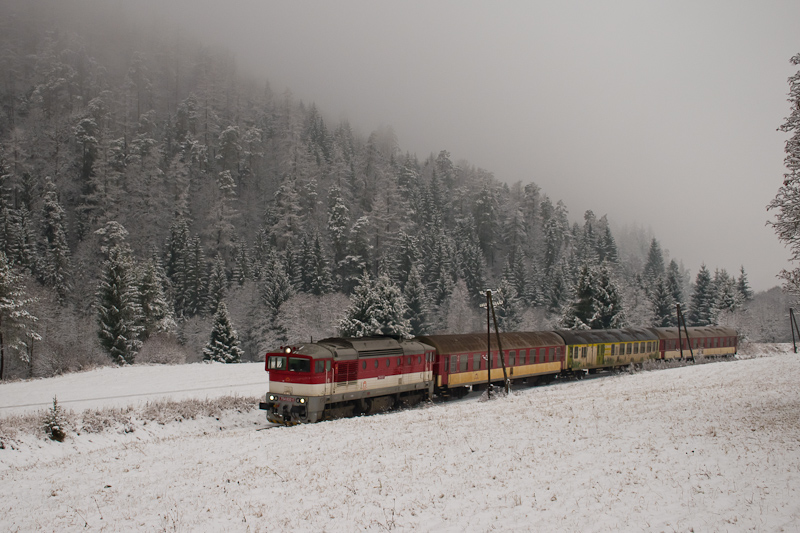 The ŽSSK 754 032-1 seen between Vakovňa and Červen Skala photo