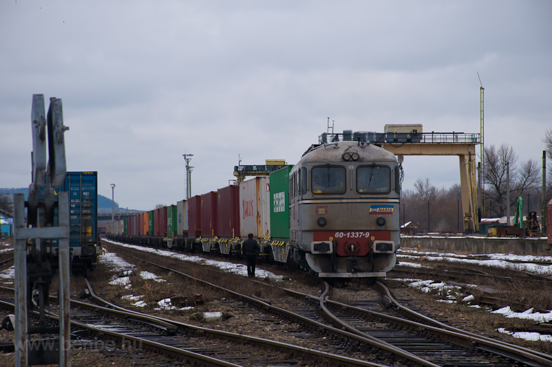 The CFR Marfa 60 1337-9 seen shunting a container train at Dornesti photo