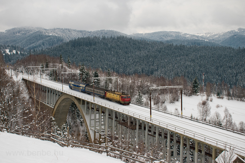 The CFR Calatori 40 0700-7 seen between Livezi Ciuc and Caracau photo