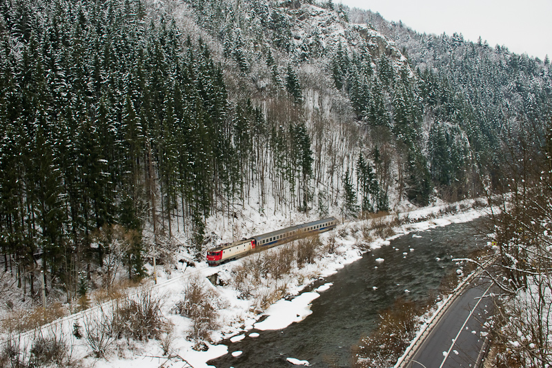 The CFR Calatori 40 0879-9 seen between Lunca Bradului and Stanceni Neagra photo