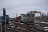 A CFR Marfa 60 1337-9 tolat egy konténervonattal Dornesti állomáson