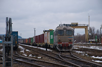 A CFR Marfa 60 1337-9 tolat egy konténervonattal Dornesti állomáson